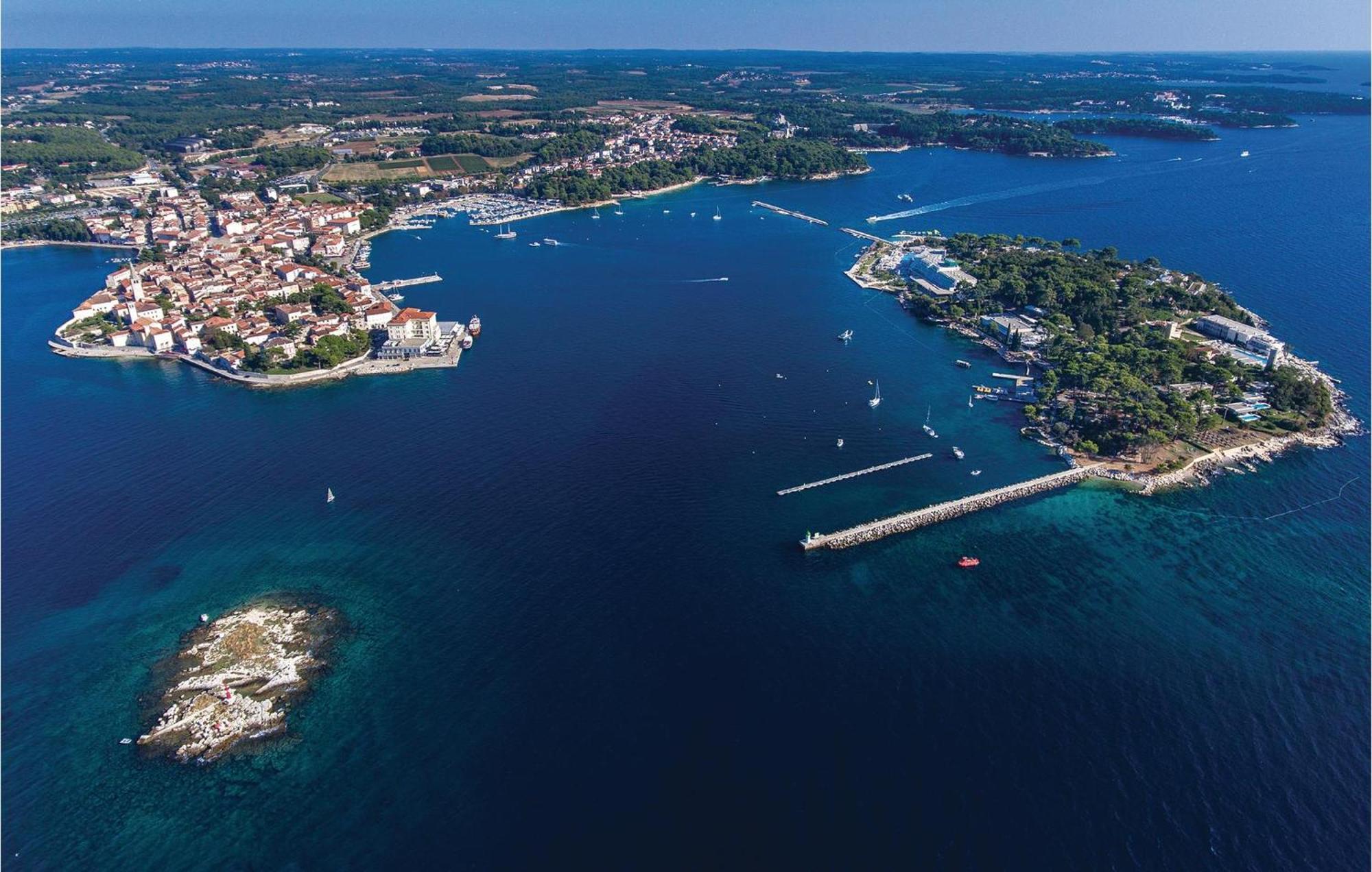 2 Bedroom Beautiful Apartment In Porec Exterior photo