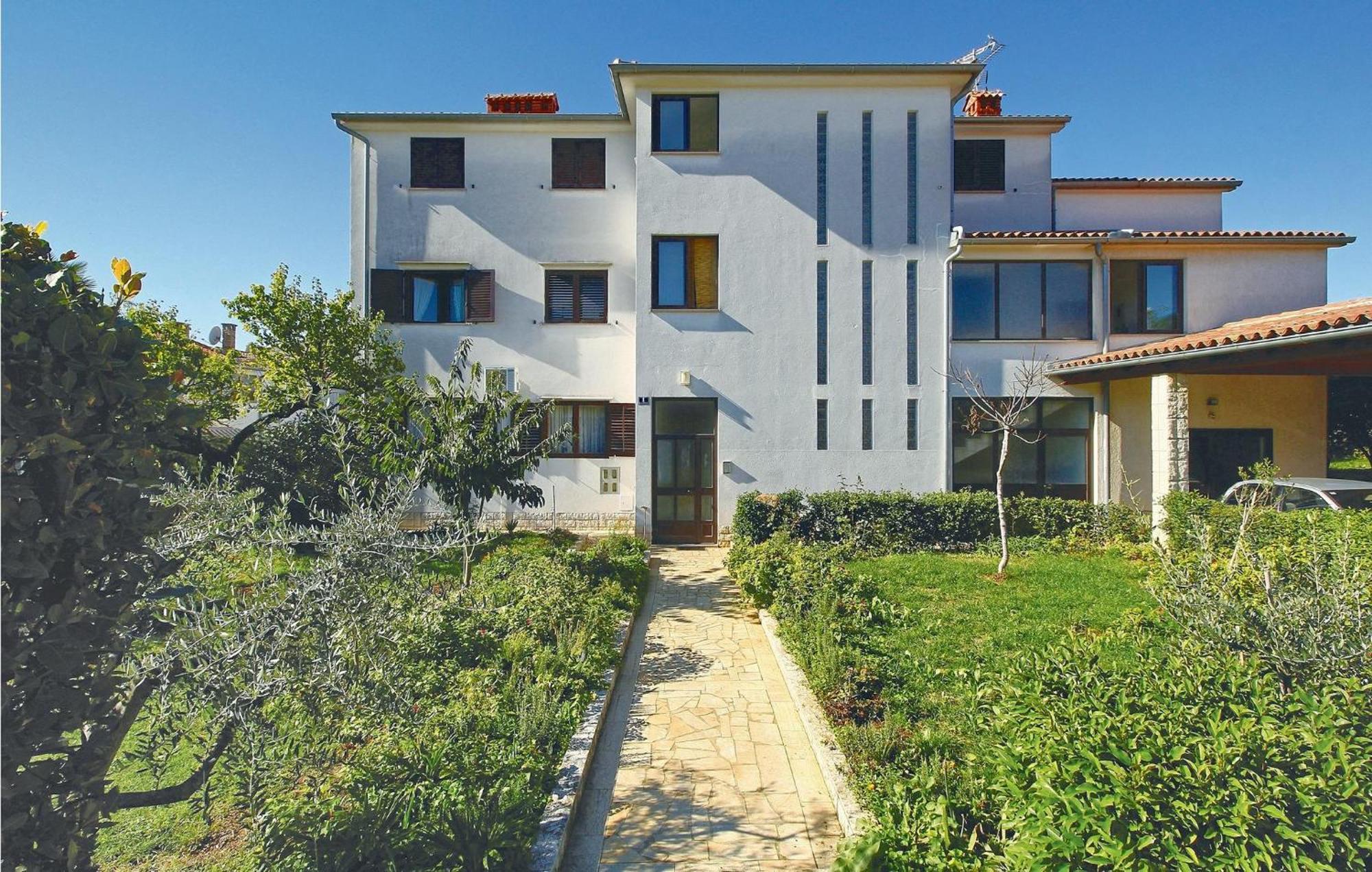 2 Bedroom Beautiful Apartment In Porec Exterior photo
